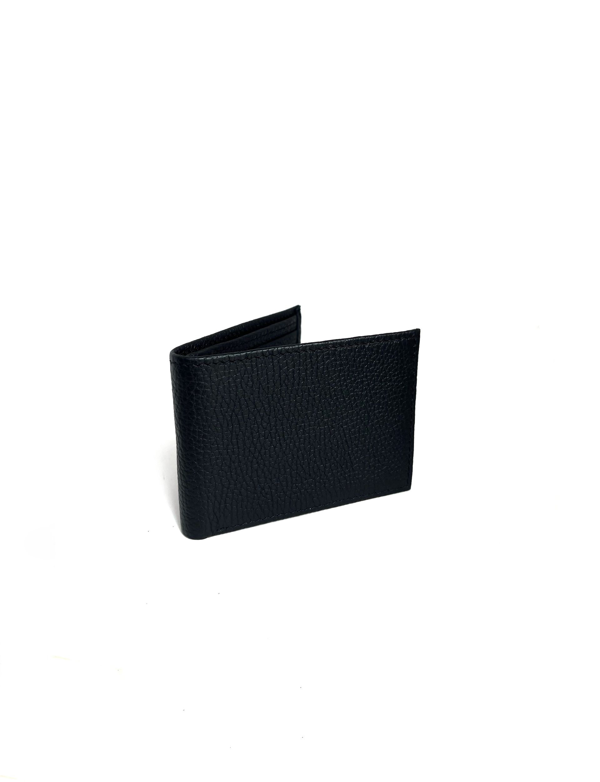 Cartera negra, ligeramente abierta, sobre fondo blanco.