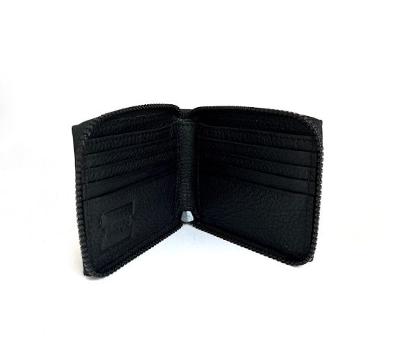 Cartera abierta de piel negra con múltiples ranuras para tarjetas.