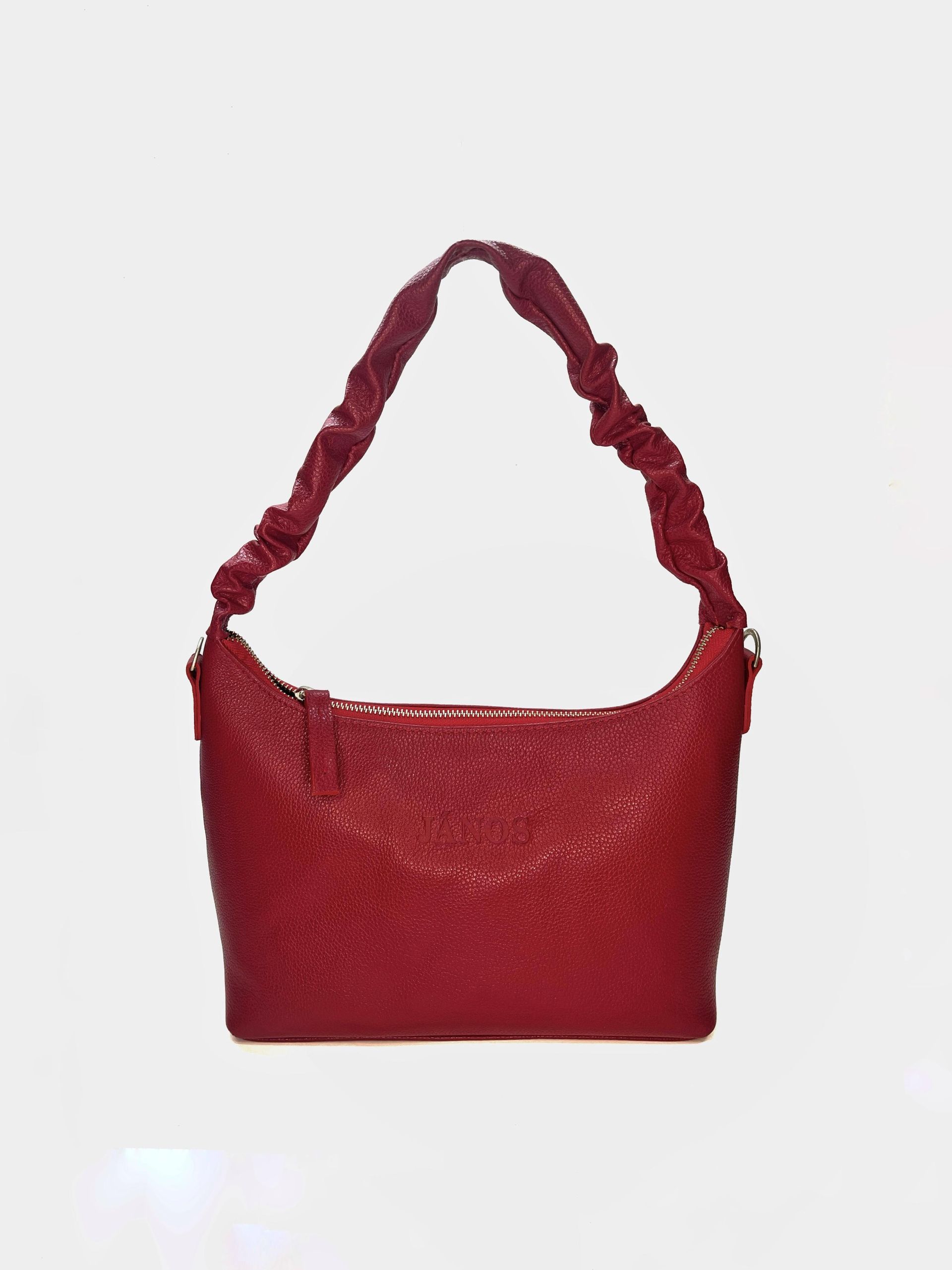 Bolso de hombro con asa fruncida, de color morado brillante, sobre fondo blanco.