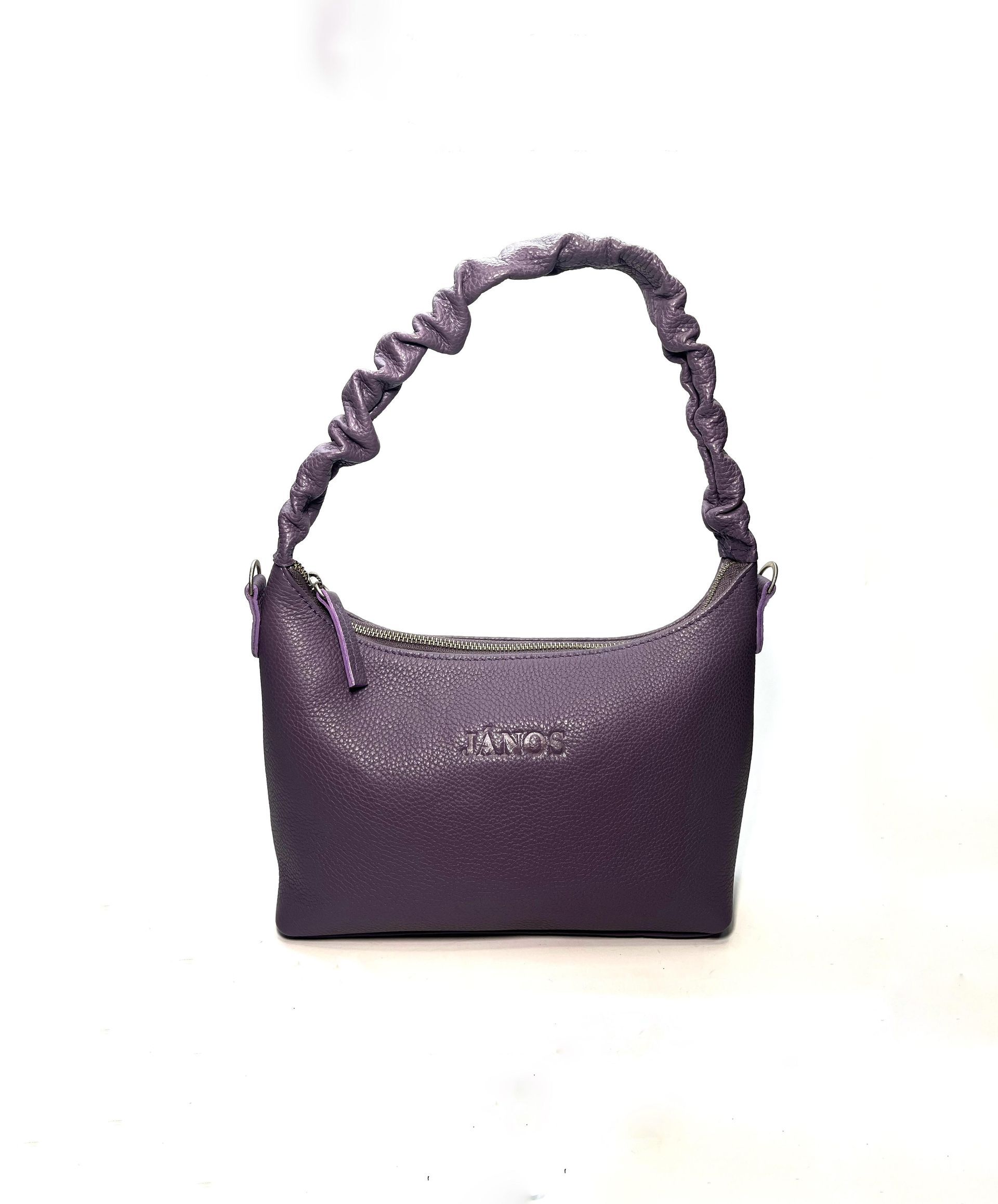 Bolso de hombro con asa fruncida, de color morado brillante, sobre fondo blanco.