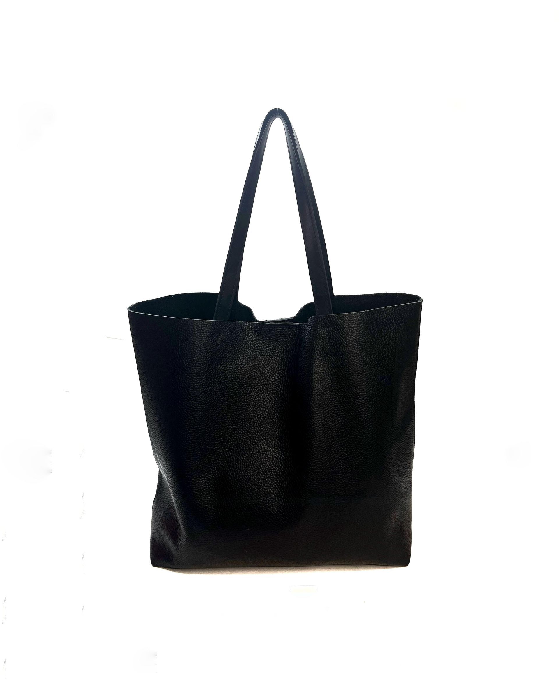 Bolso de mano negro con asas largas sobre fondo blanco.