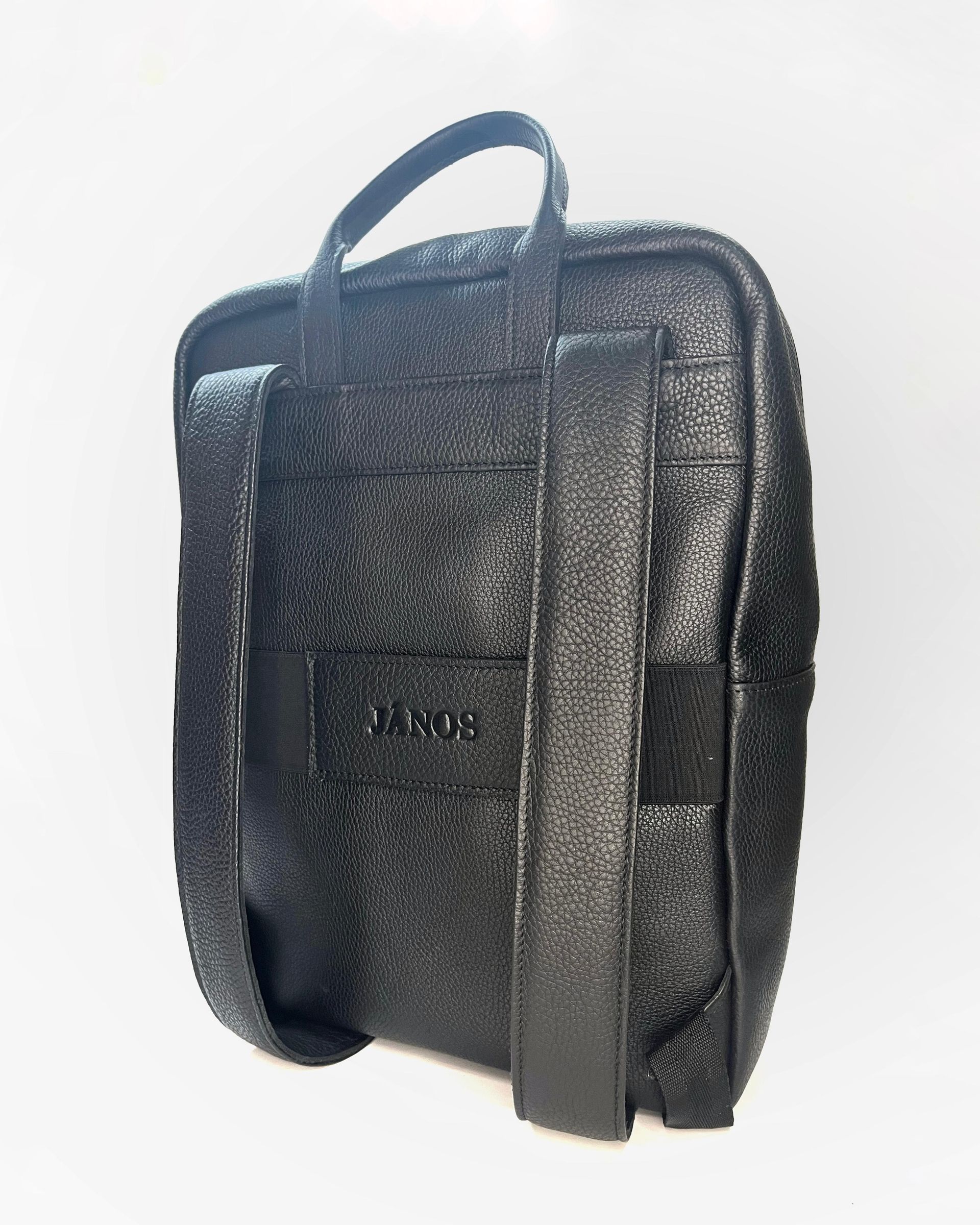 Mochila negra con un compartimento principal con cremallera y un bolsillo frontal sobre fondo blanco.