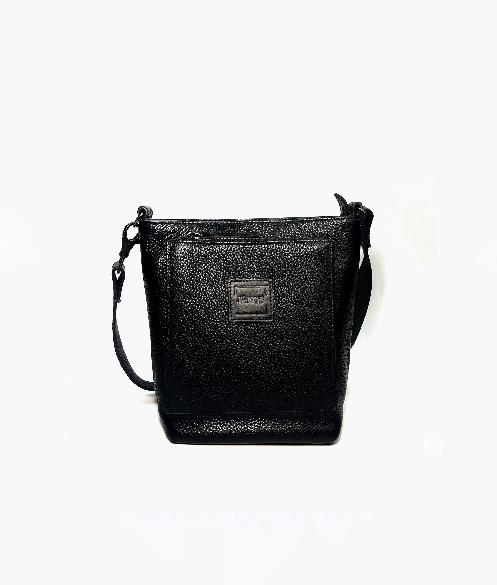 Bolso bandolera texturizado de color negro sobre fondo blanco.