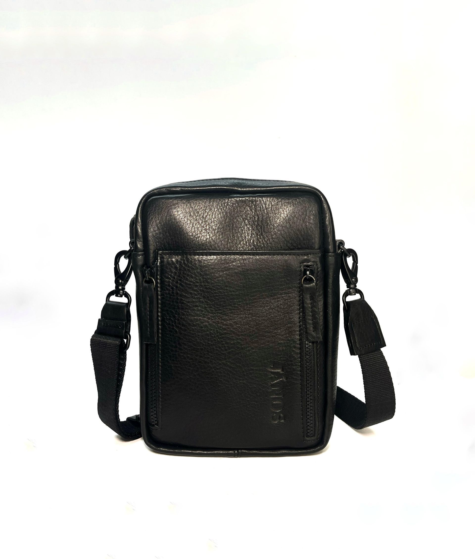 Bolso bandolera de piel negra con bolsillo frontal con cremallera y correa ajustable.