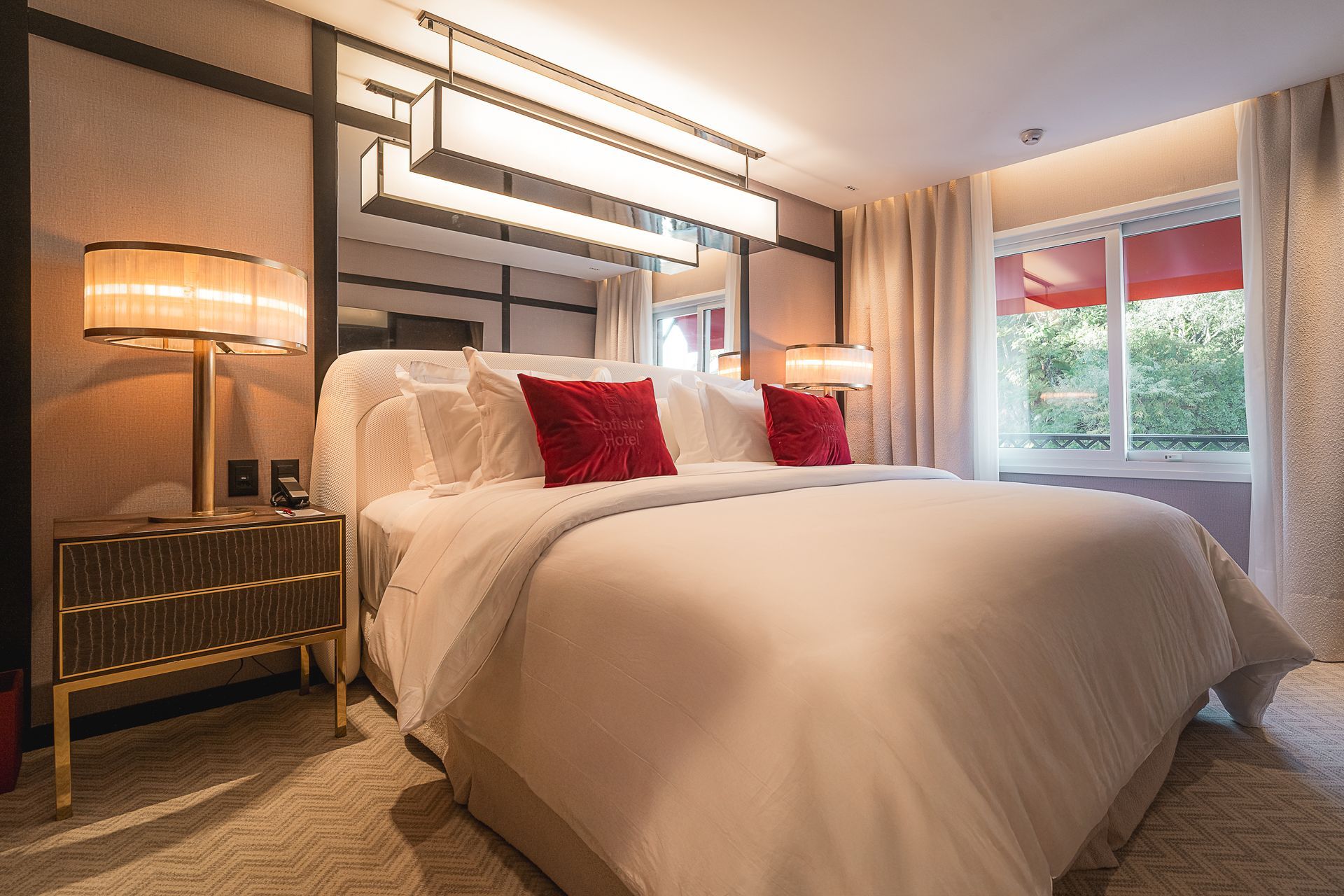 Impressão artística de um saguão de hotel com mesa e cadeiras.