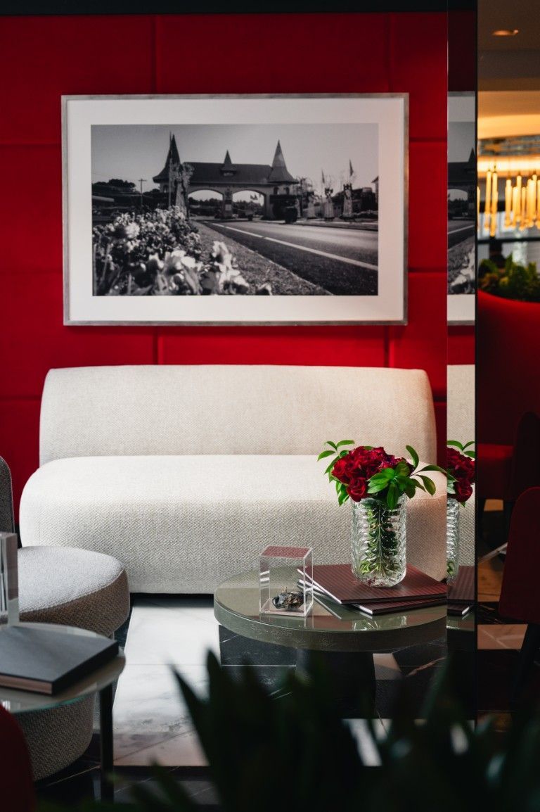 Um quarto com uma cama grande e duas mesas de cabeceira