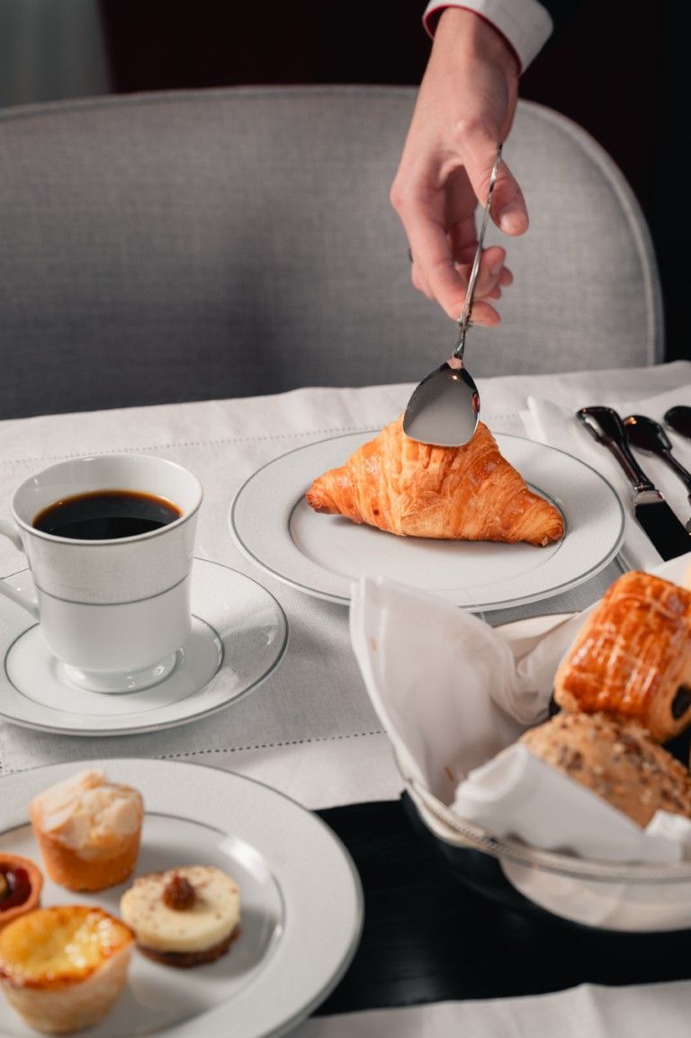 Um quarto com uma cama grande e um closet.