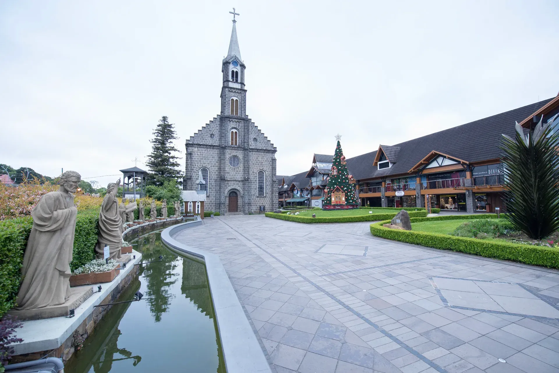 Há uma igreja ao fundo e um lago no primeiro plano.