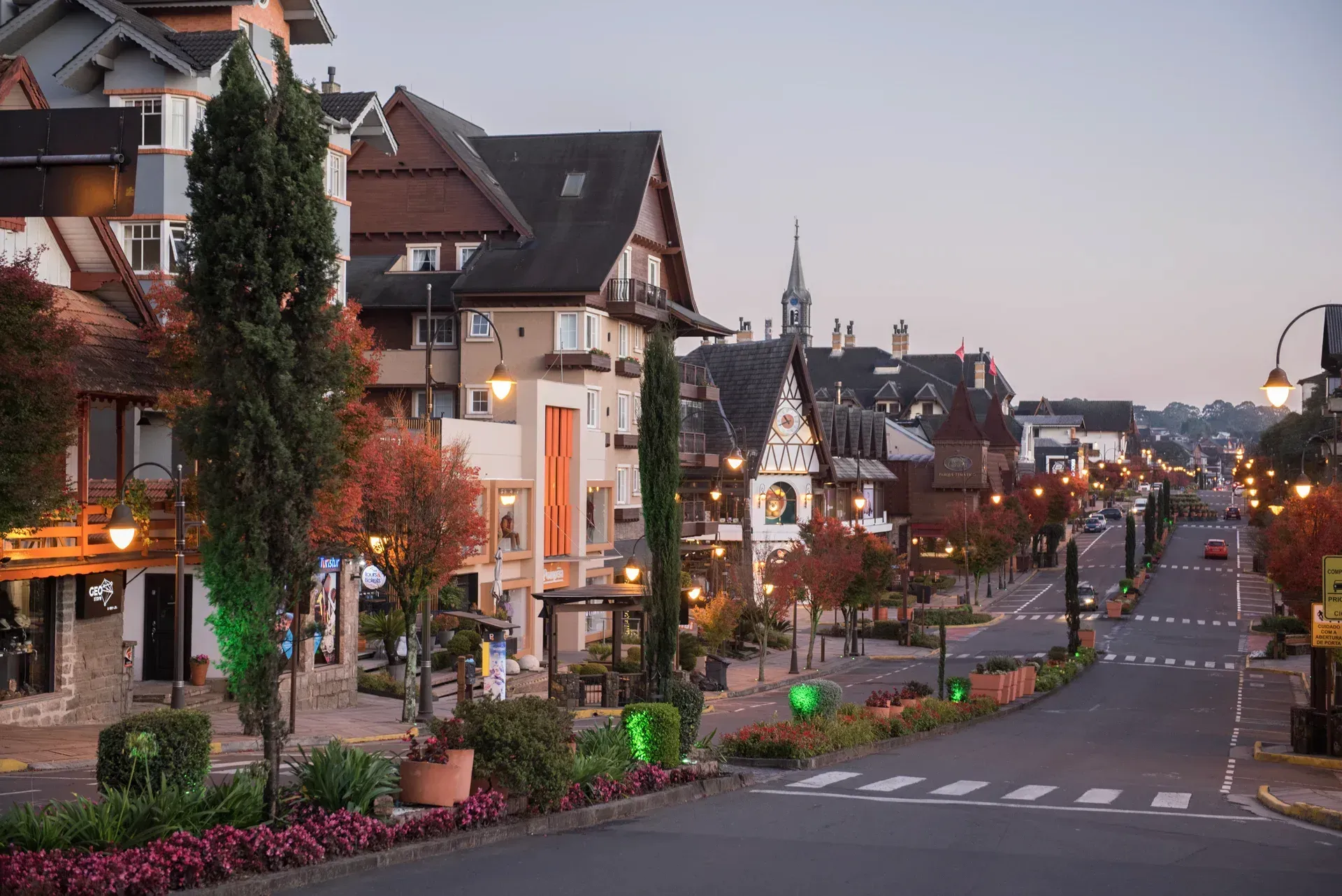 Uma rua da cidade com muitas casas