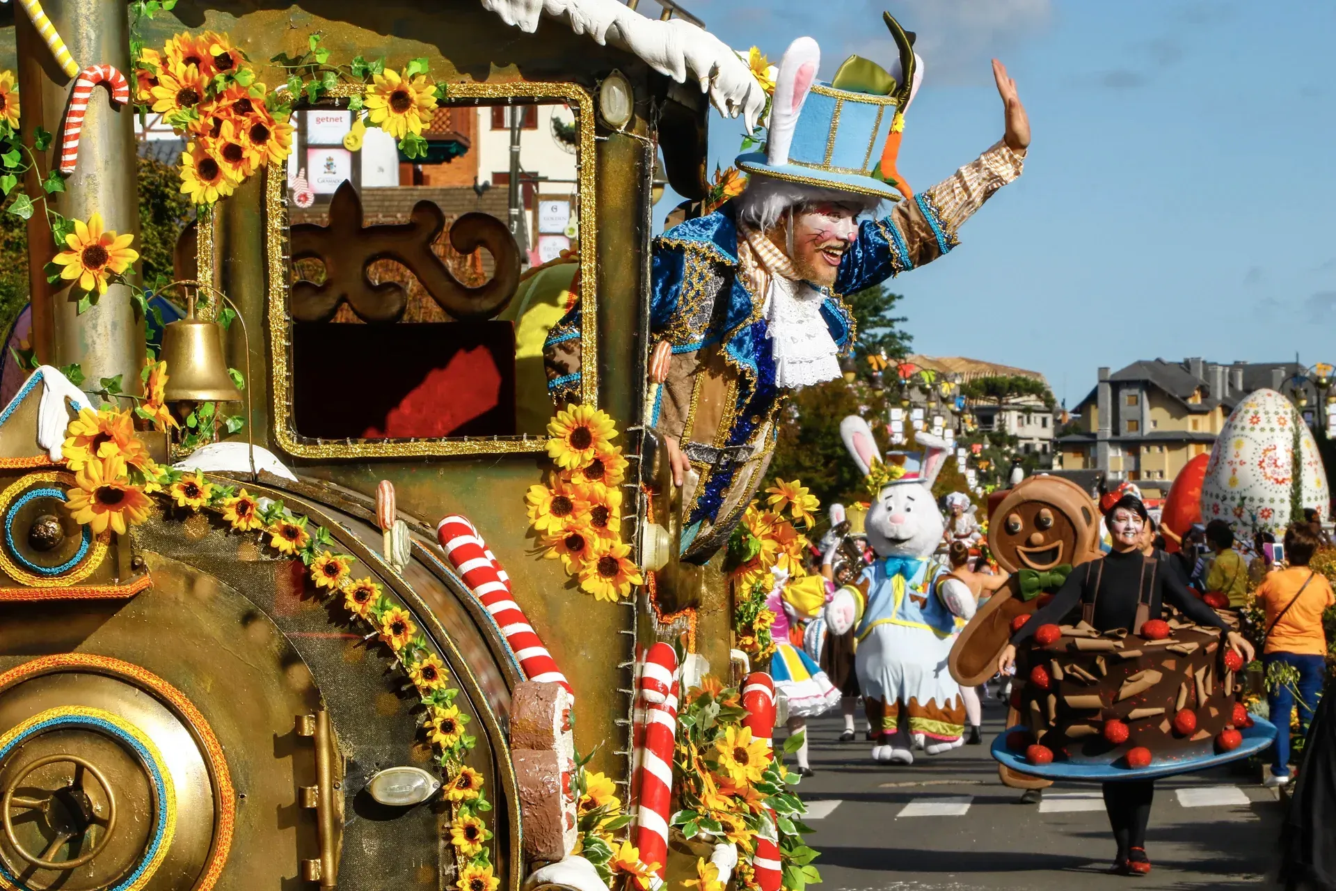 Uma mulher está carregando um bolo em uma bandeja em um desfile