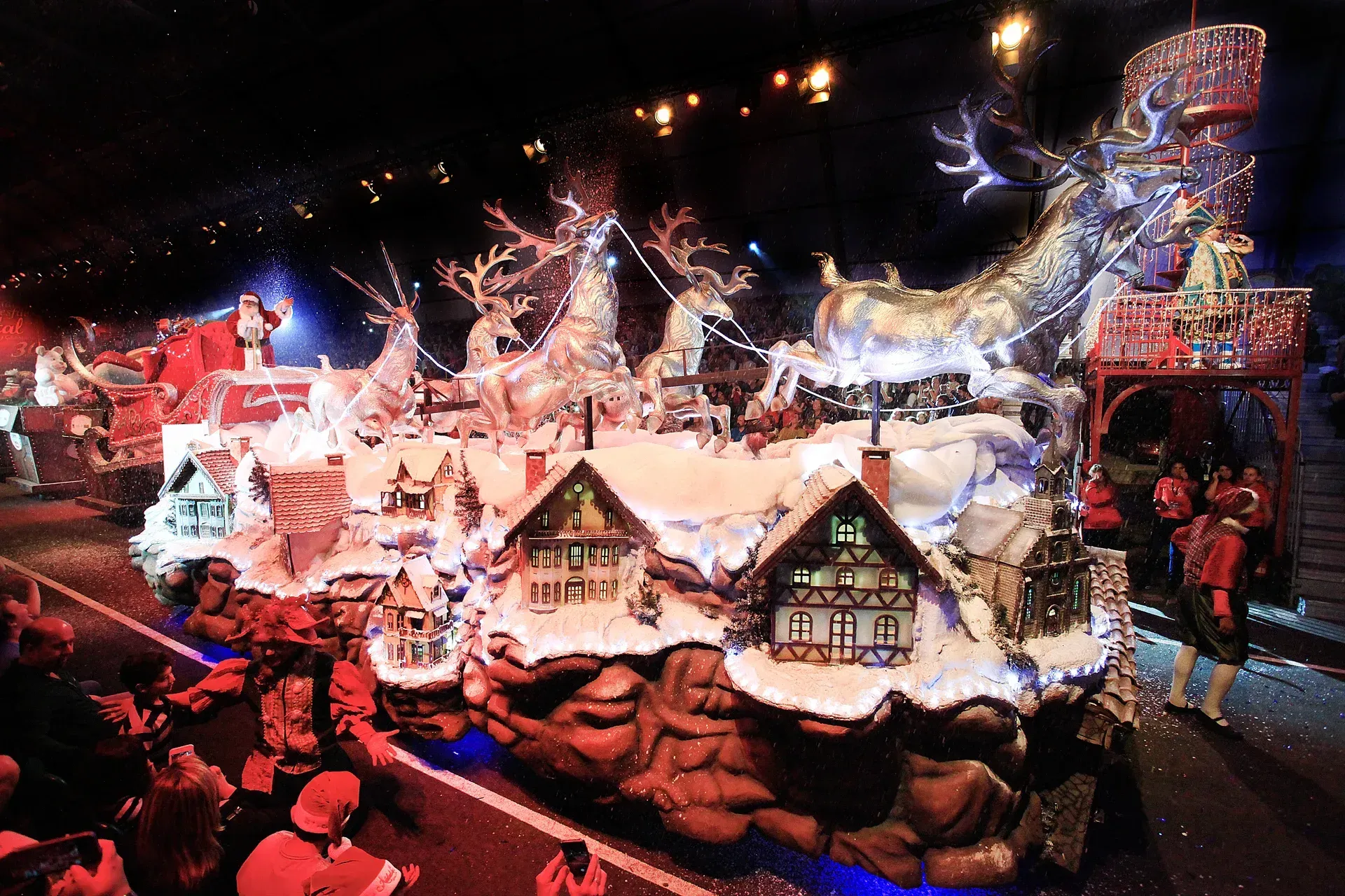 Um grupo de pessoas está assistindo a um desfile de Natal