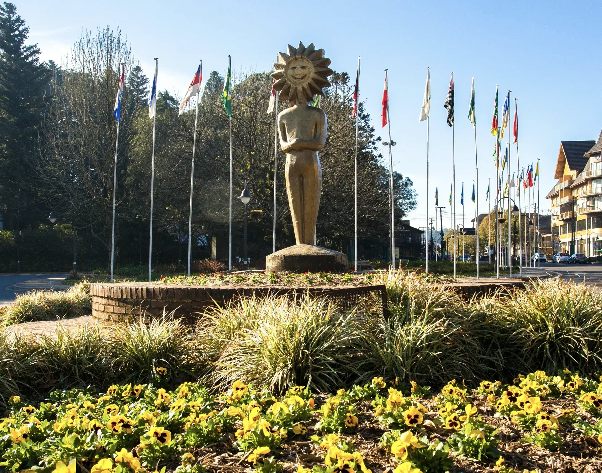 Uma estátua de uma mulher com um sol na cabeça