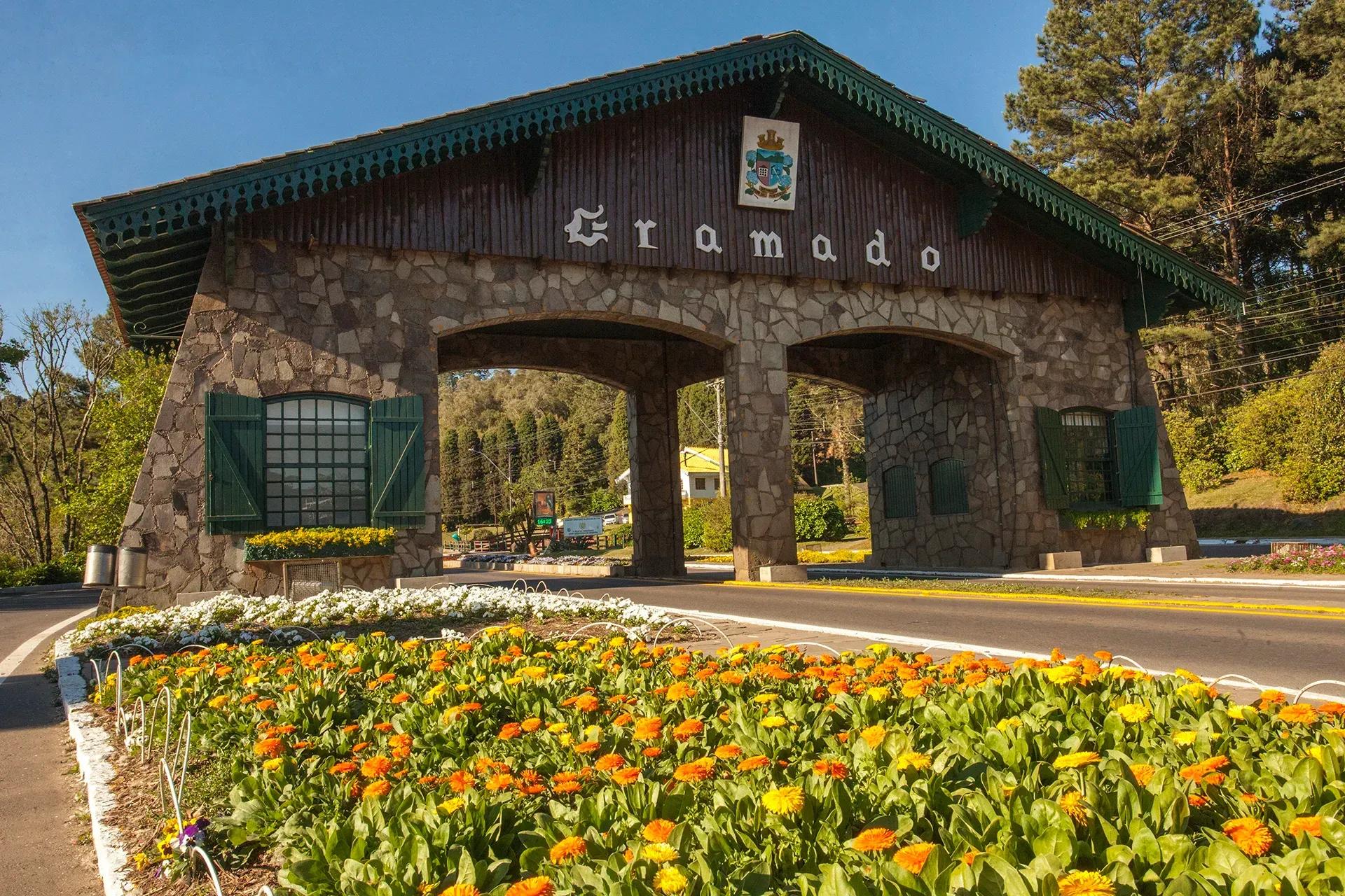 Um edifício de pedra com a palavra Gramado escrito nele