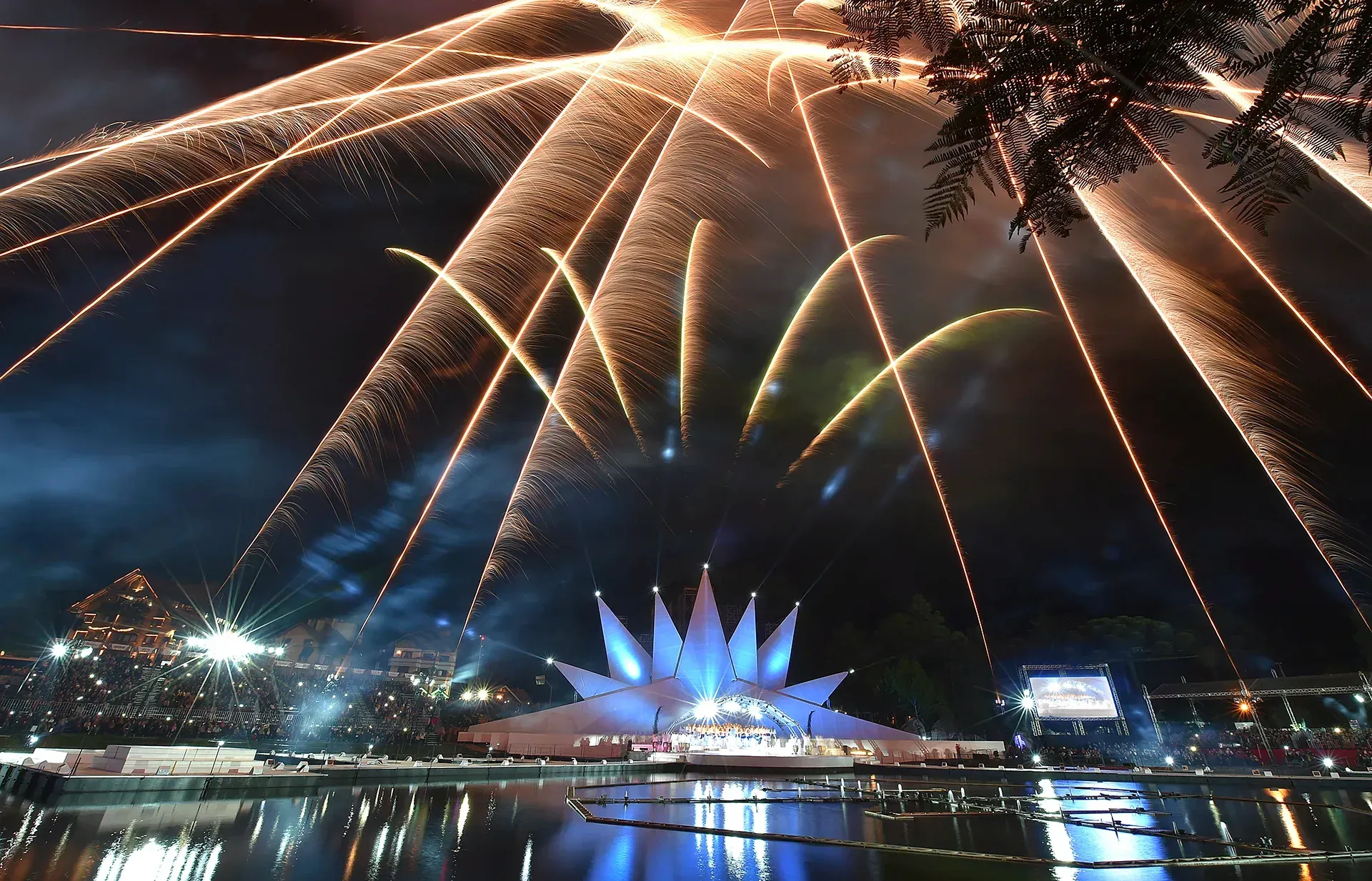 Uma exibição de fogos de artifício sobre um corpo d'água