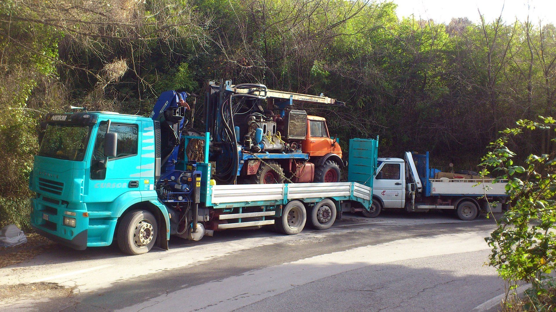 camion con mezzo per trivellazioni
