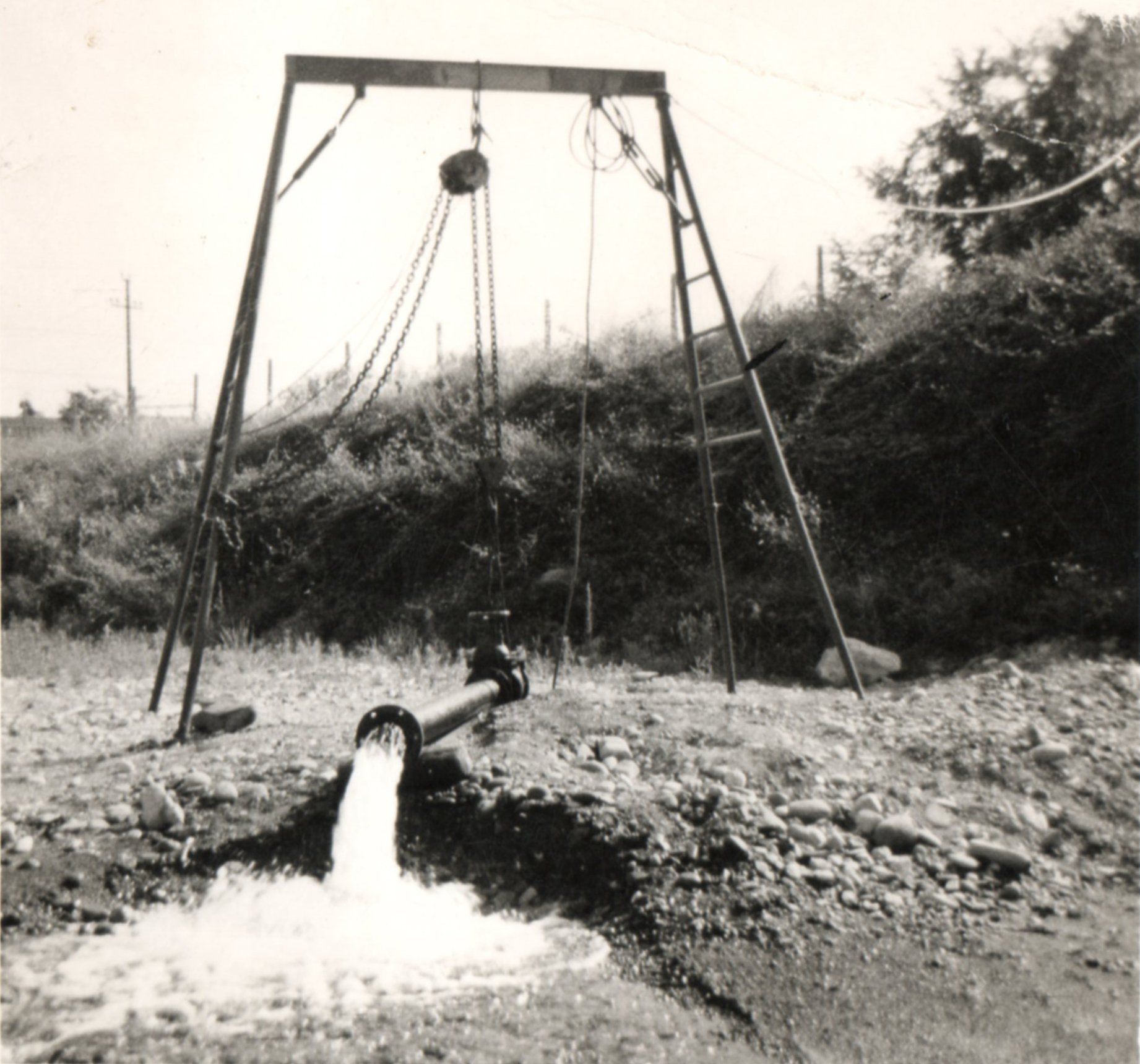 foto in bianco e nero della realizzazione di un pozzo