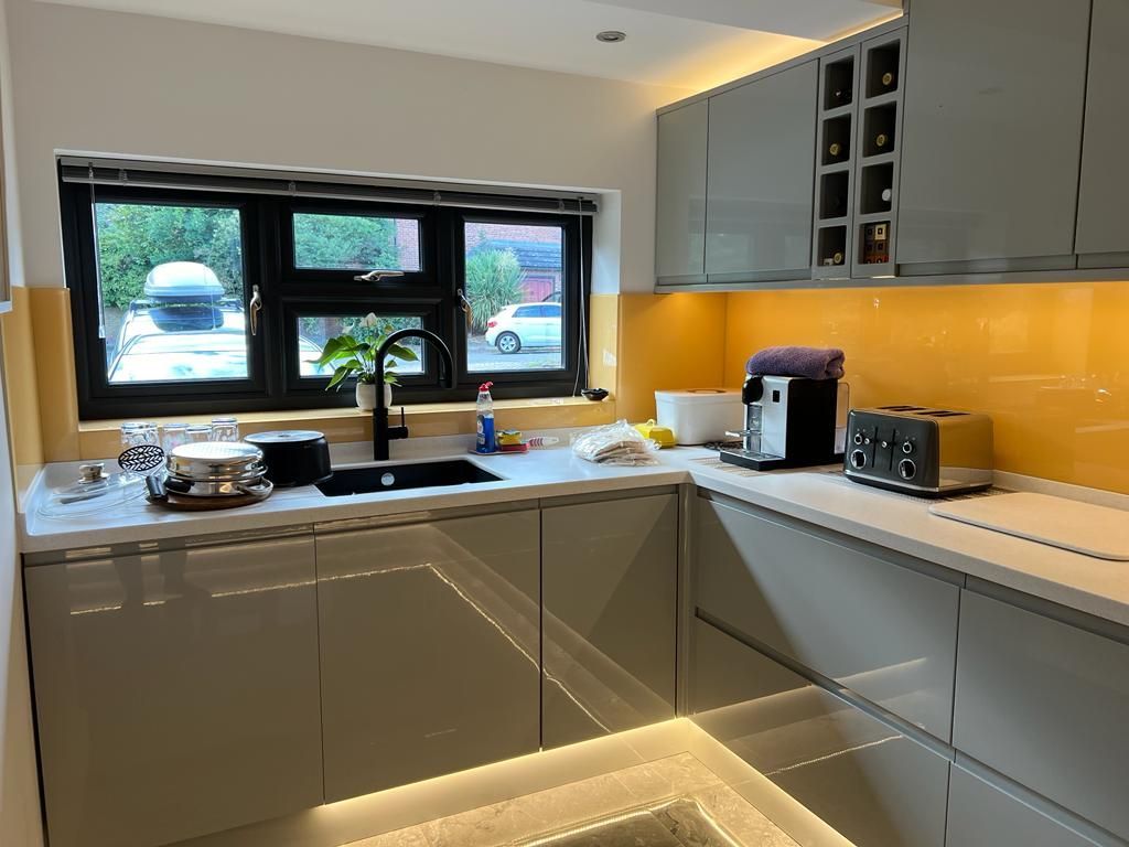 a modern kitchen with gry cabinets