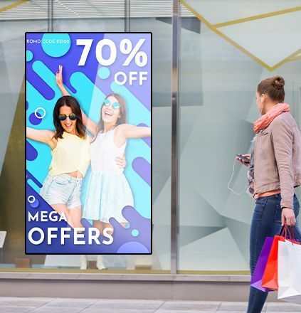 Een vrouw staat voor een bord met 70% korting op mega-aanbiedingen.