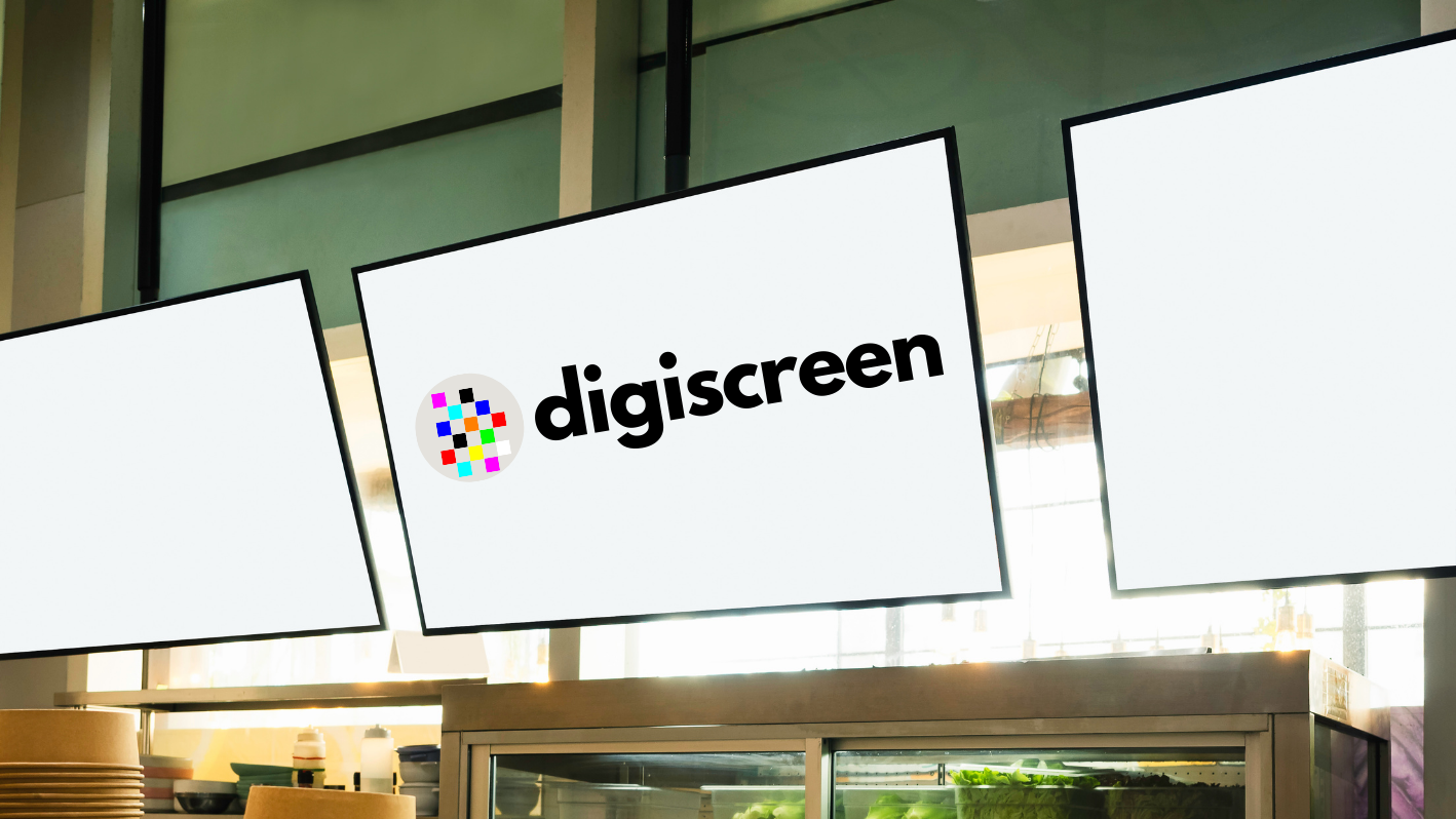 Drie digitale schermen in een commerciële omgeving, waarvan er één het 