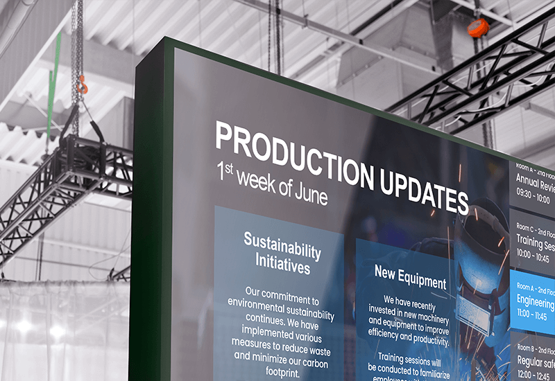 Een menigte mensen die tijdens een concert hun handen in de lucht steken