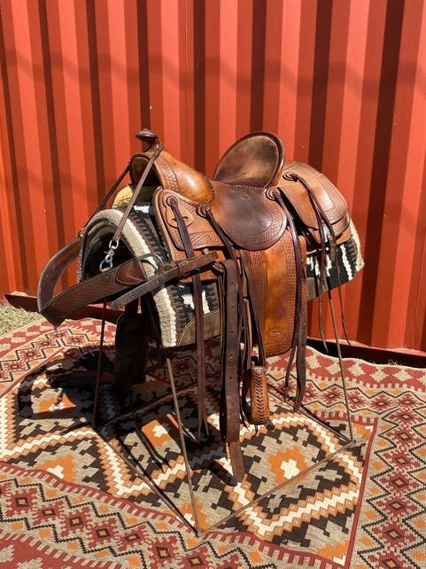 brown and black horse saddle