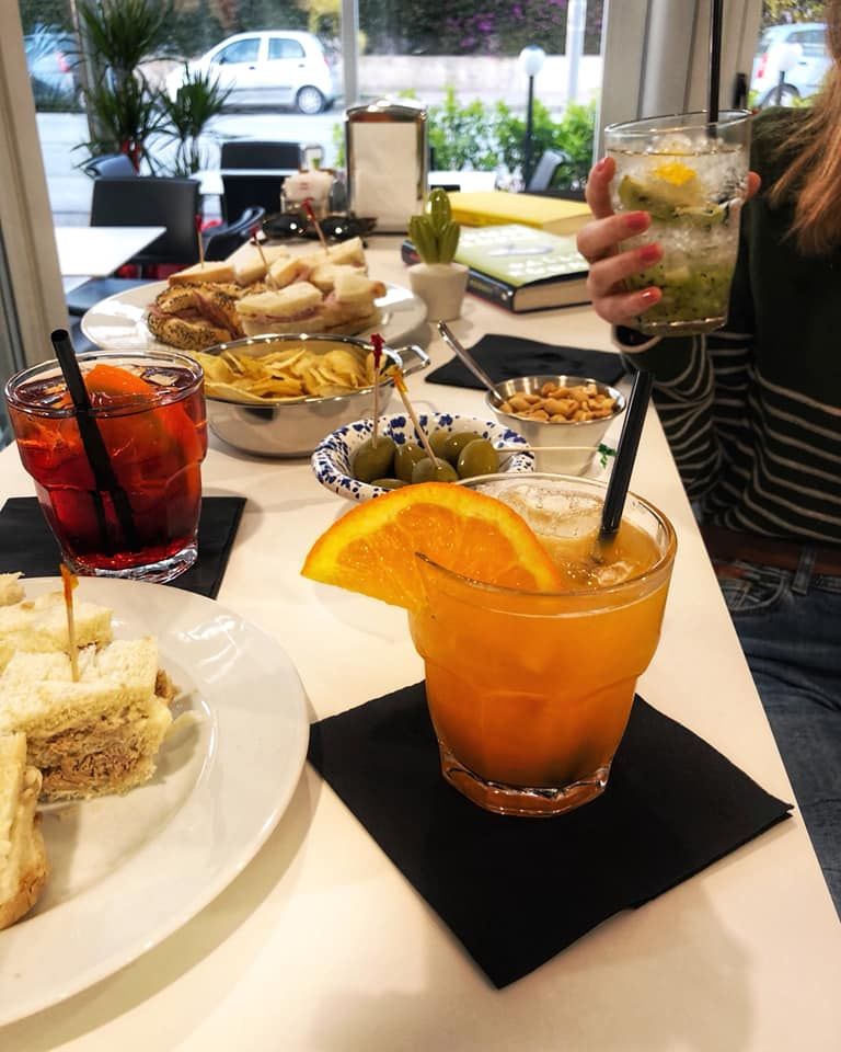 Aperitivo con drink e stuzzichini