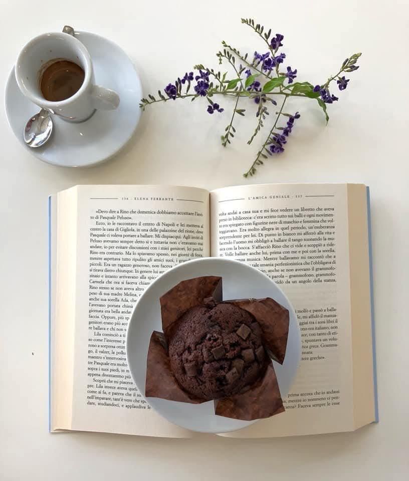 Pausa lettura con muffin al cioccolato