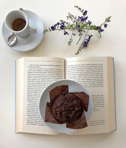 Pausa lettura con muffin al cioccolato