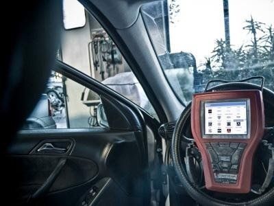 interni auto con dispositivo touch screen appoggiato sul volante