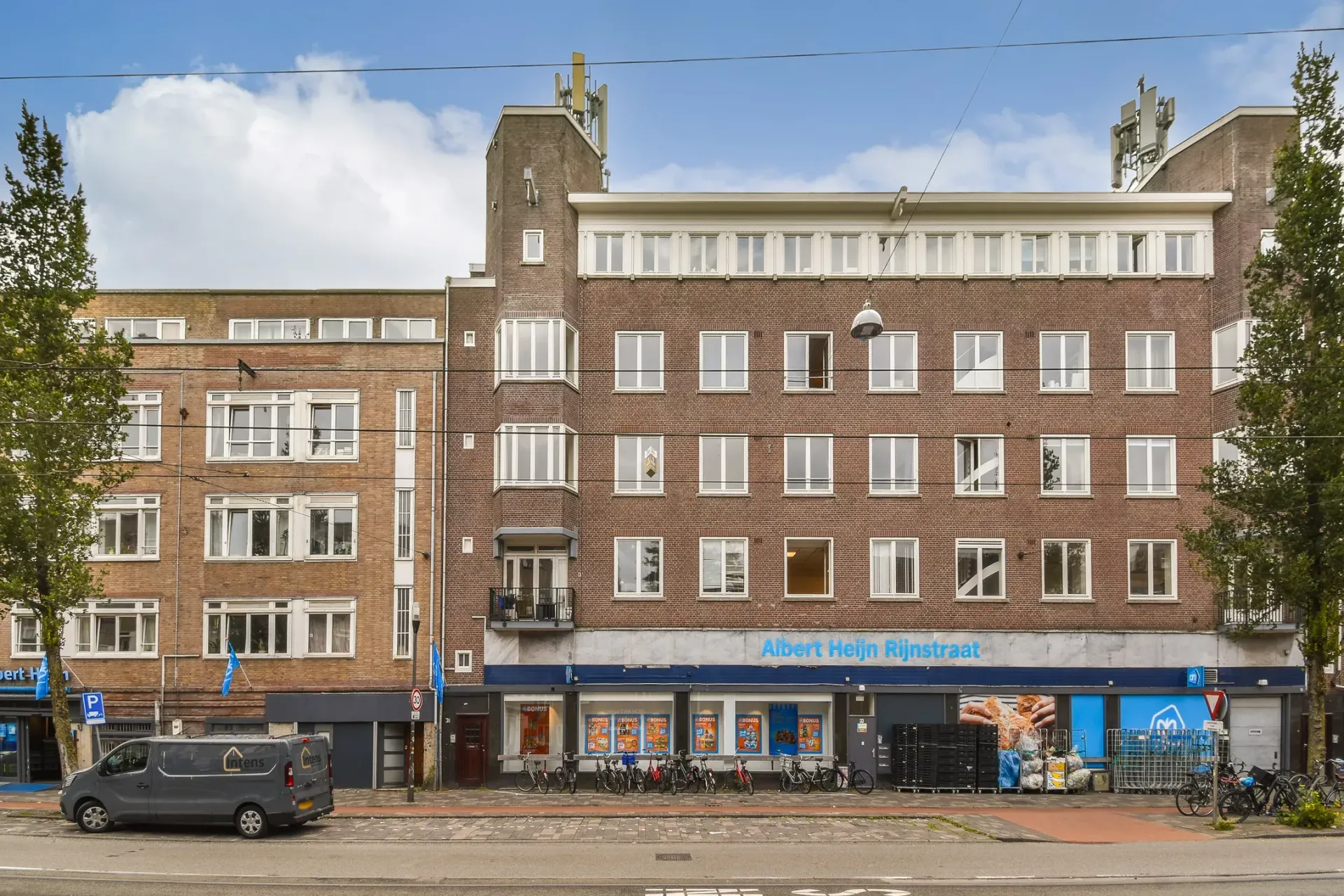 Ruim 3-kamerappartement – Rijnstraat 31-4
• 60 m² woonoppervlakte
• 2 slaapkamers
• Royale woonkamer – open keuken
• Gelegen op de 4e verdieping
• Badkamer met inloopdouche + separaat toilet
• Erfpacht eeuwigdurend afgekocht – geen jaarlijkse canon
• Actieve VvE – € 120 per maand
• Vraagprijs € 490.000 k.k.