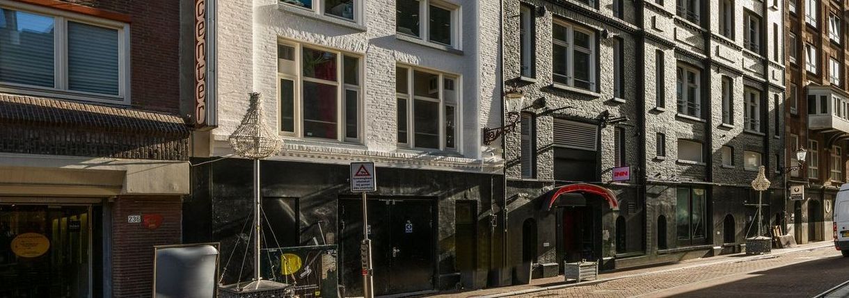 Een rij gebouwen staat opgesteld op een stadsstraat.