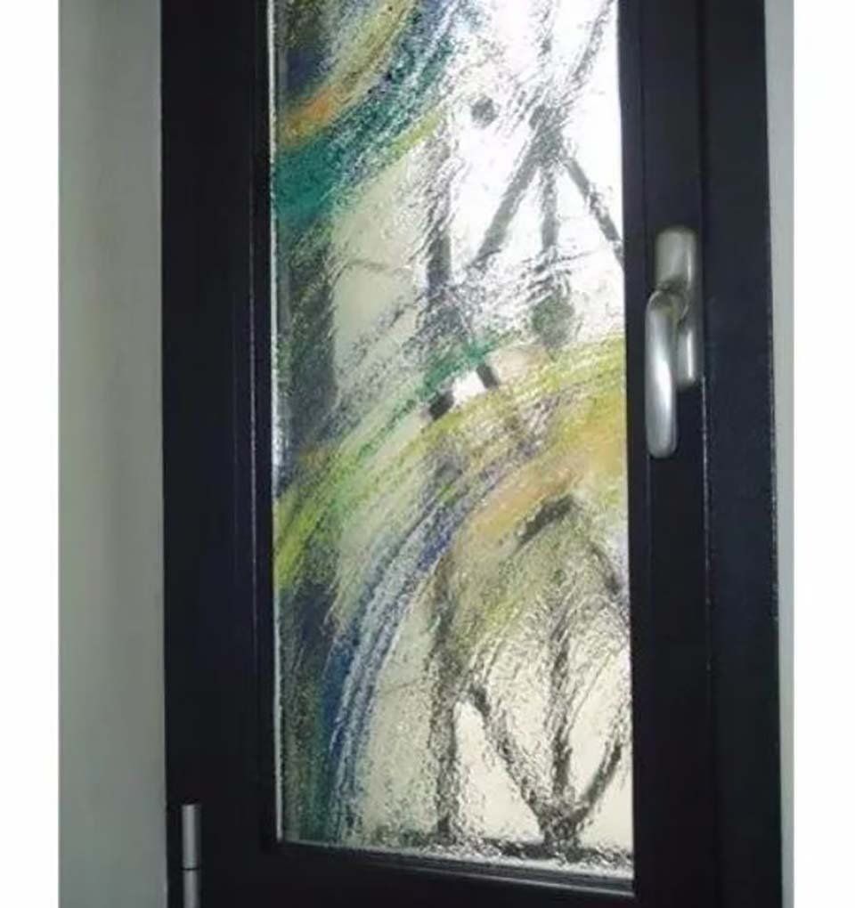 Finestra con vetro colorato