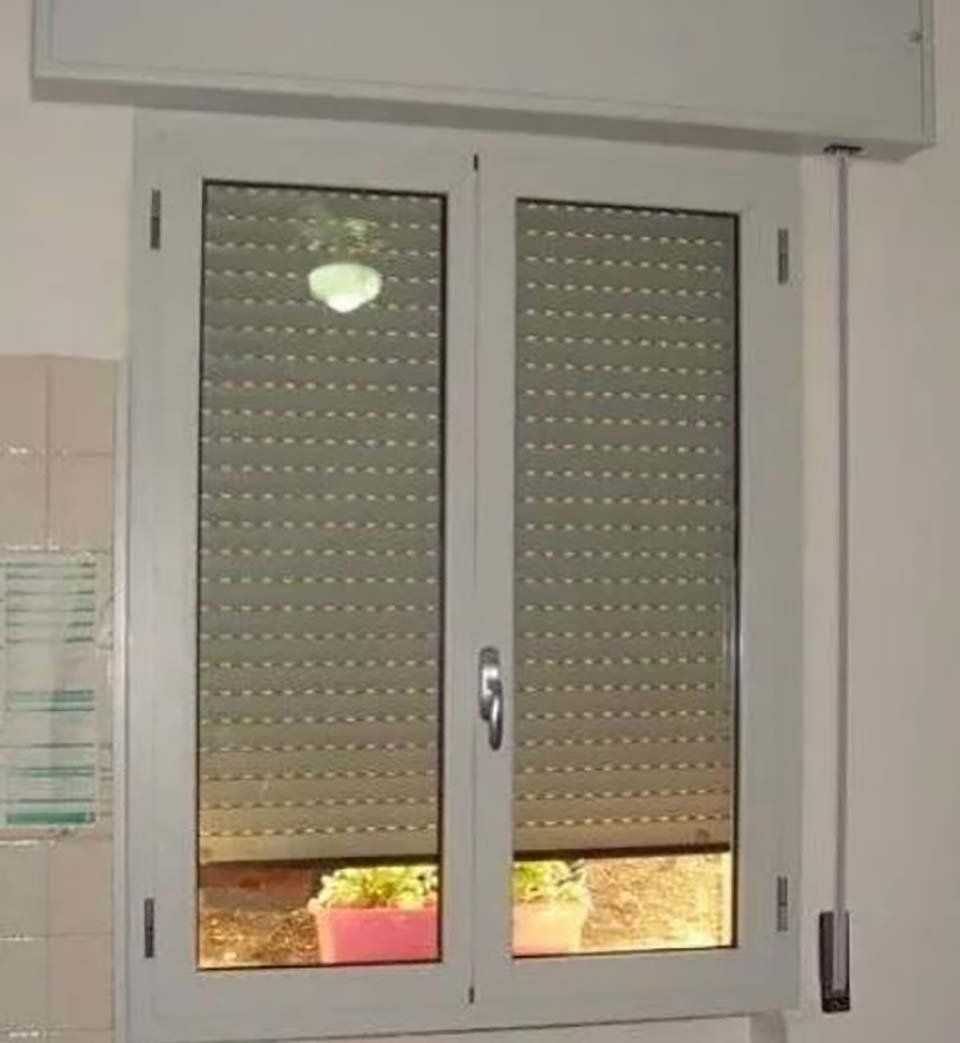 Finestra con serranda abbassata