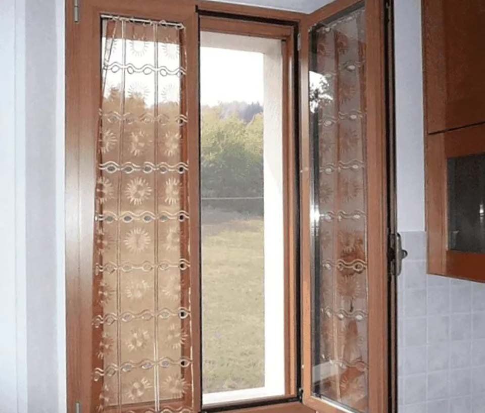 Finestra in legno aperta