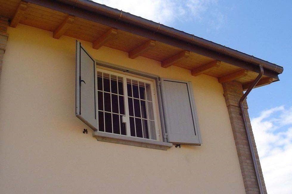 Finestra con grata e persiane
