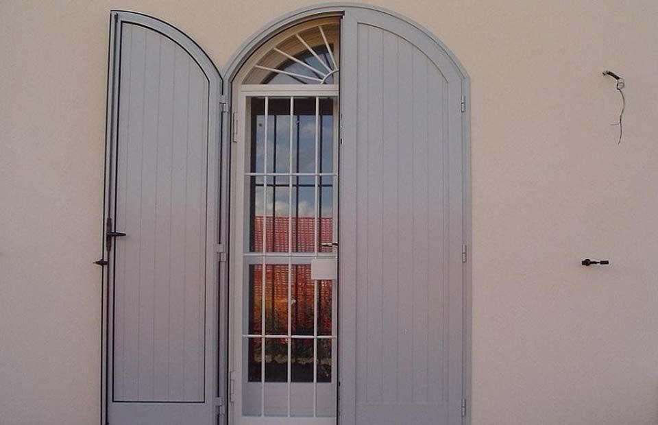 Scurone mezzo aperto