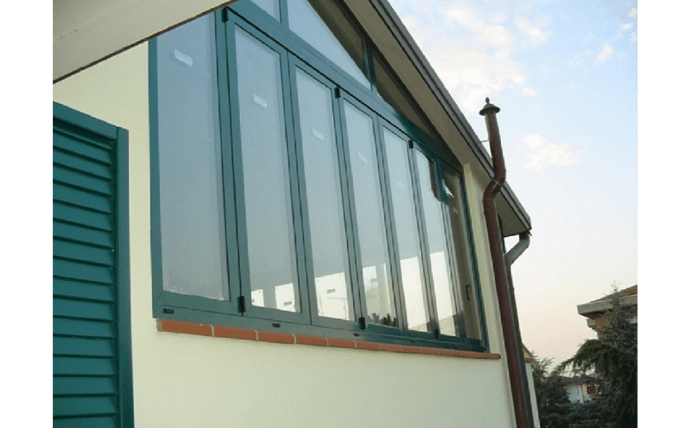 Finestra con infissi in metallo