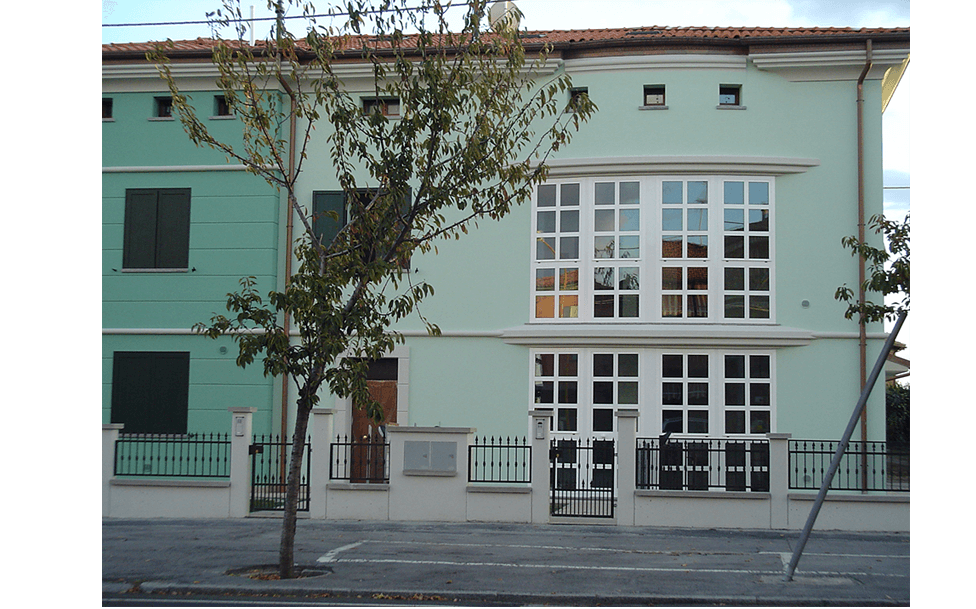 Finestre su due piani