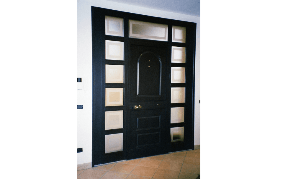 Ingresso con vetri decorati