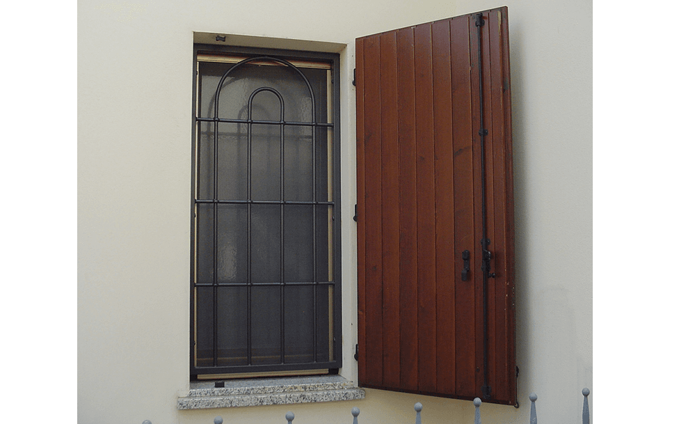 Finestra con inferriate e persiane