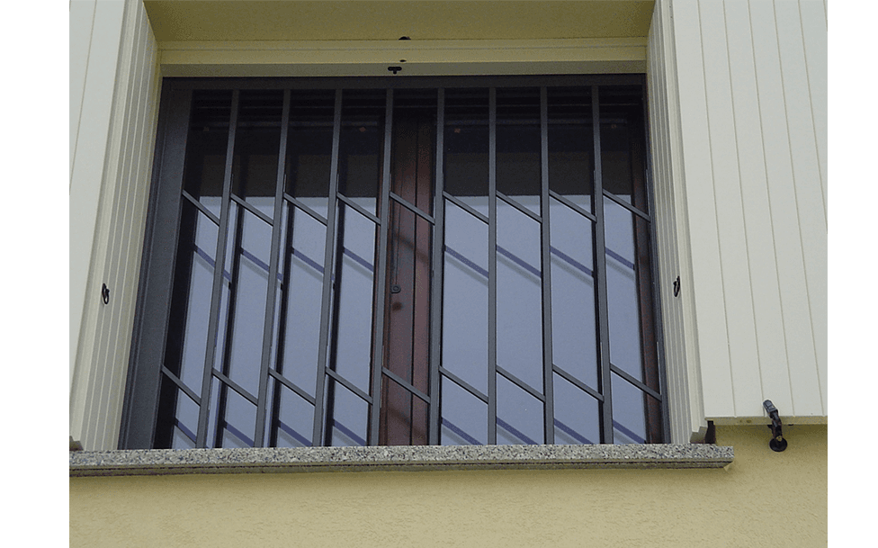 Inferriata per finestra con serrande abbassate
