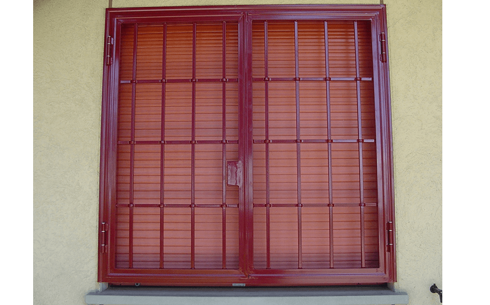 Grata per finestra con serrande abbassate