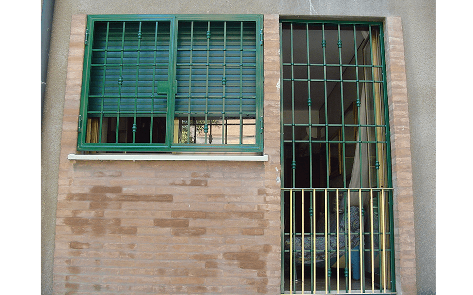 Portoncino e finestra con inferriate