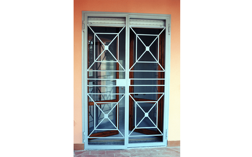 Portone con inferriata