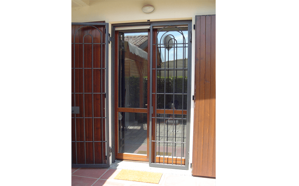 Cancello di sicurezza aperto a metà