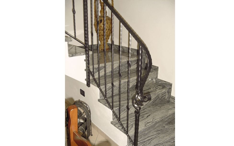 Parte finale scala con ringhiera in ferro