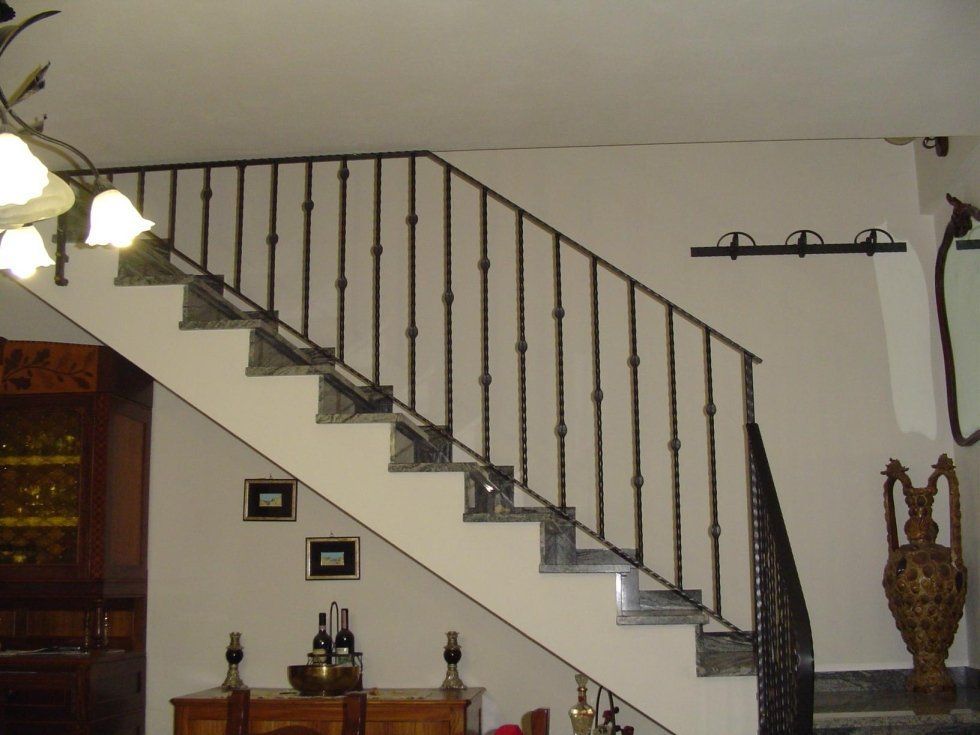 Particolare scala con ringhiera in ferro