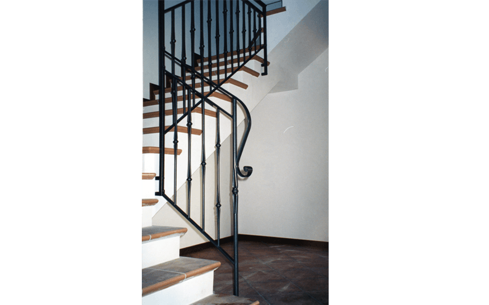 Scala con ringhiera in metallo