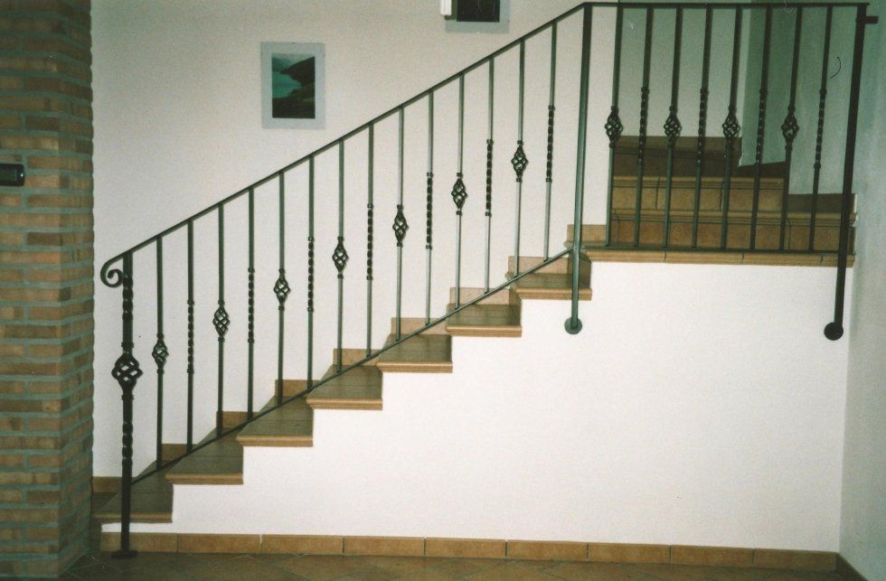 Scala con ringhiera in ferro