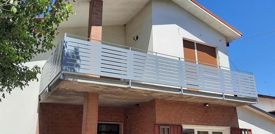 Parapetti con lamiere lavorate ad asole 2